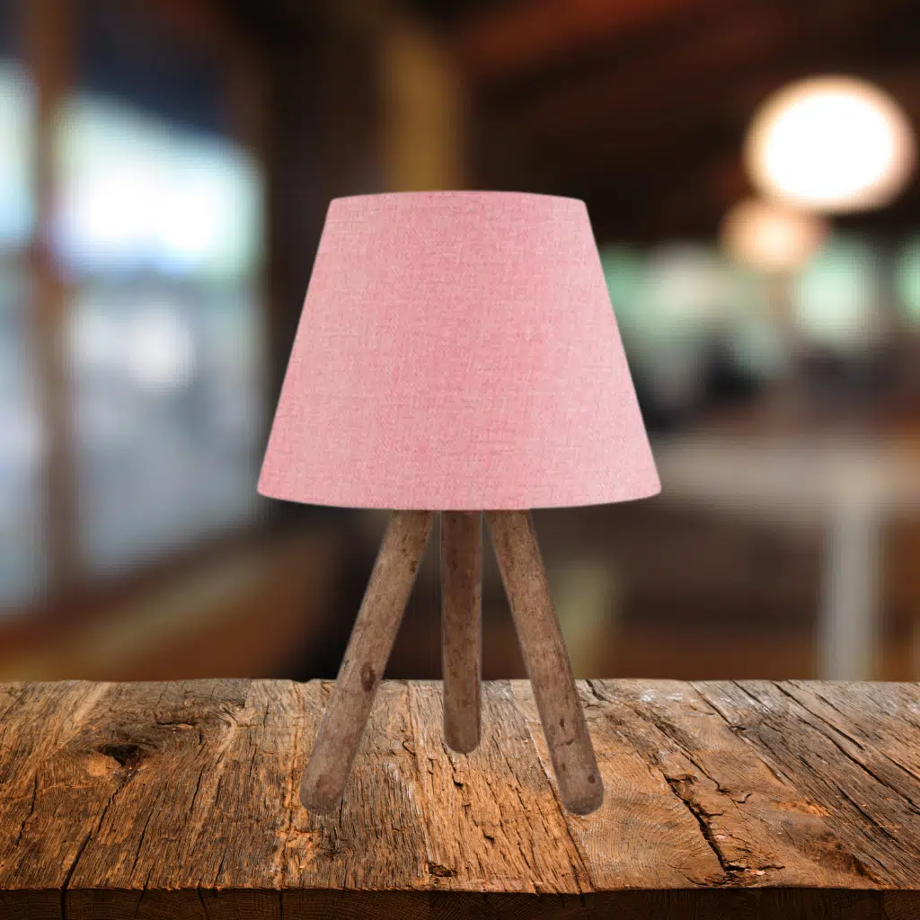 Tasarım Luce Üç Ayaklı Ahşap Ayaklı Abajur Pembe Kumaş Başlık