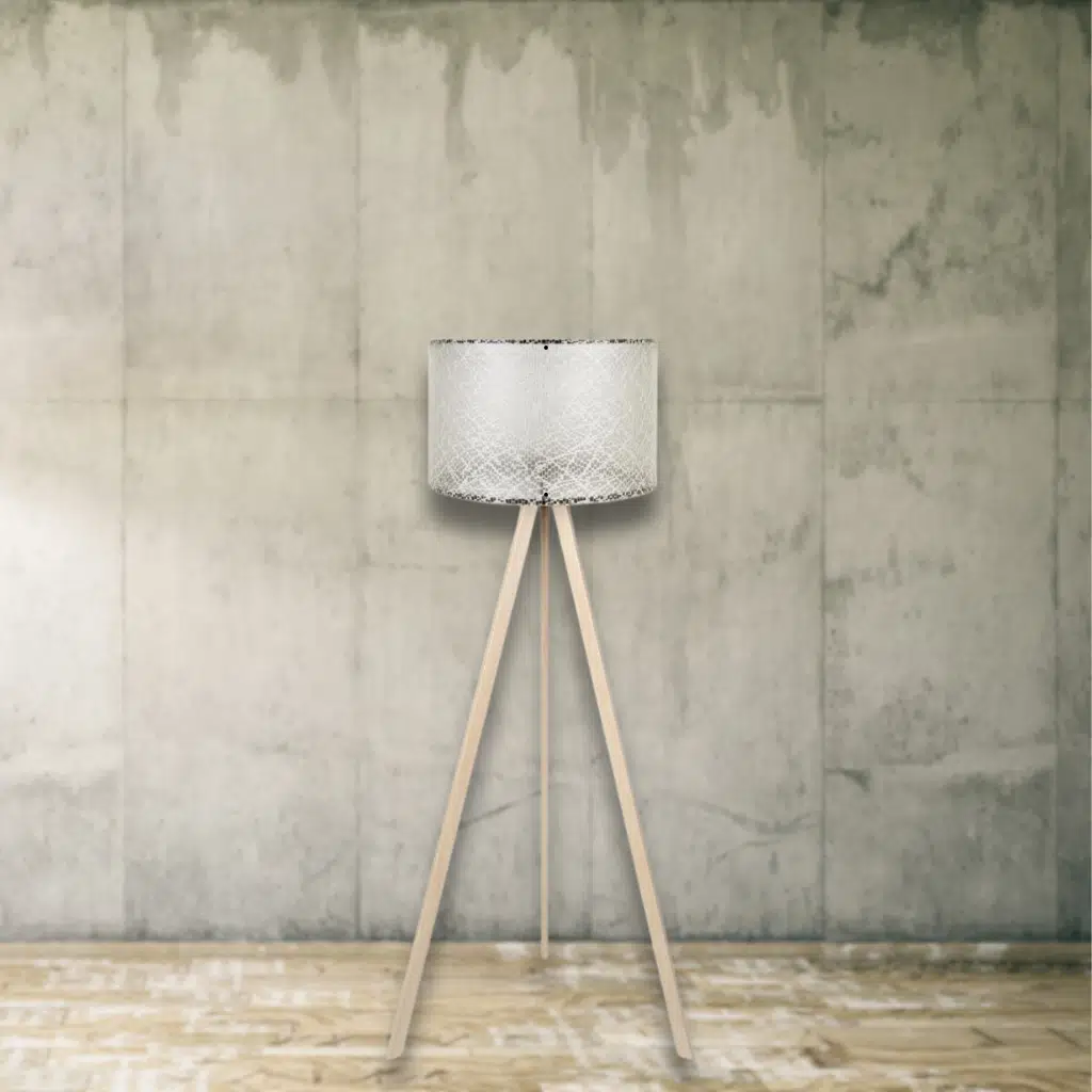 Pratik Ahşap Krem Üç Ayaklı Lambader Dantel Kumaş Başlık Köşe Lambası