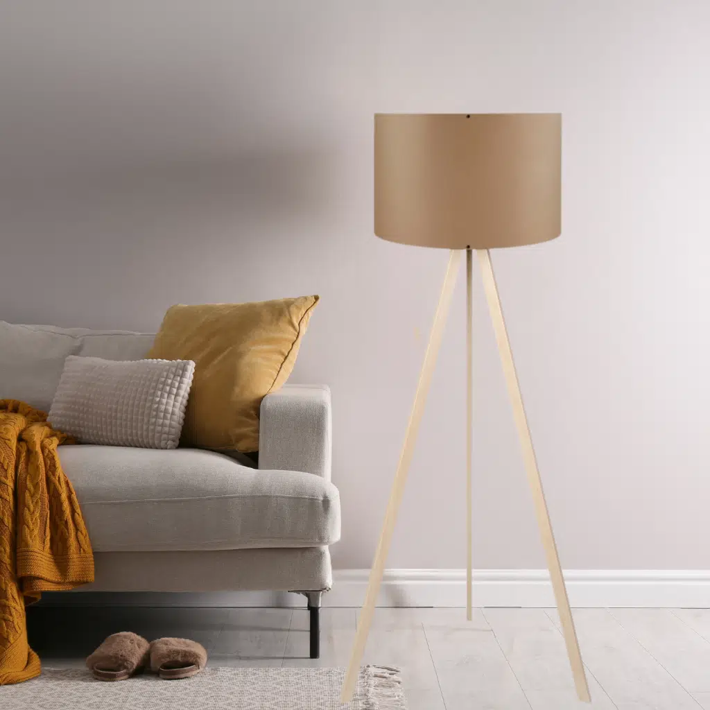 Pratik Ahşap Krem Üç Ayaklı Tripod Lambader Kahve Kumaş Başlık Salon Oturma Odası Köşe Lambası