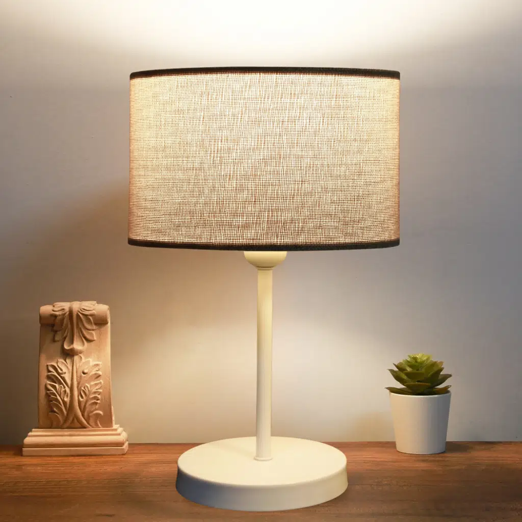 Neva Beyaz Metal Ayaklı Modern Abajur Silindir Kumbeji Kumaş Başlık 