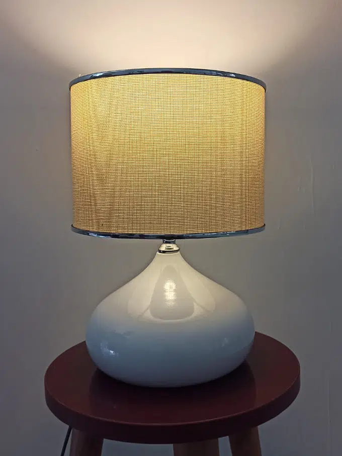 Serenay Metal Beyaz Gövdeli Elite Abajur Gümüş Detay Pudra Başlık