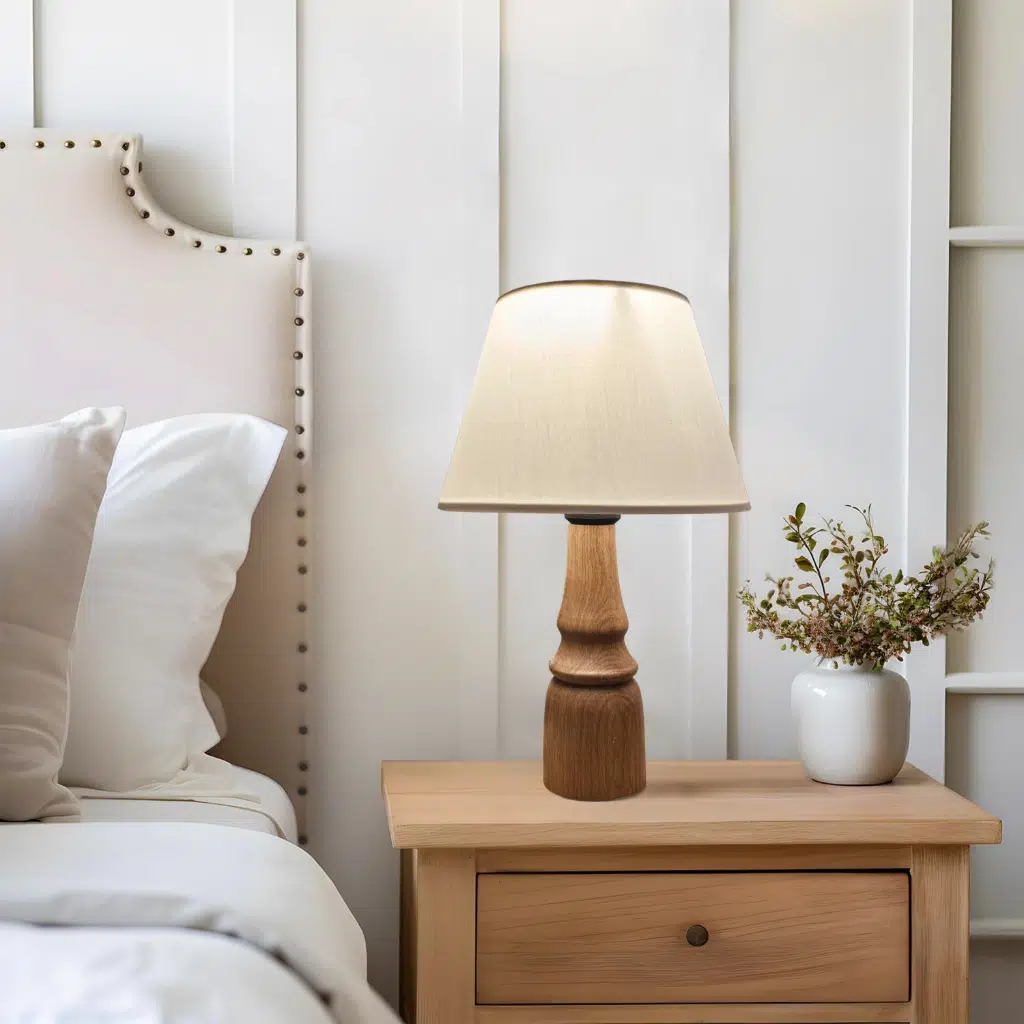 Wooder Masif Ahşap Ayaklı Abajur Konik Krem Başlıklı Masa Lambası Komodin Abajur